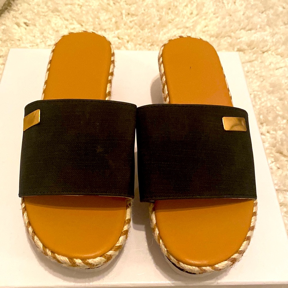 Black wedges